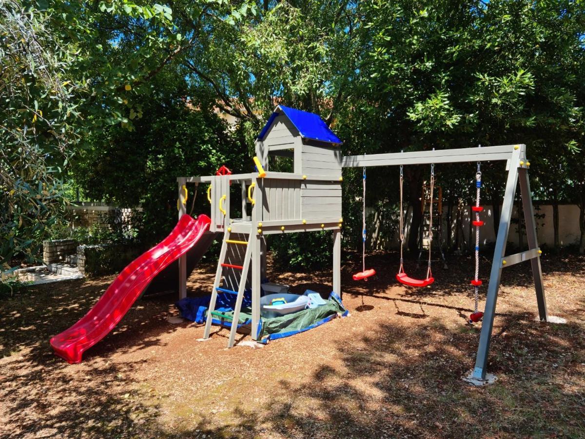 Villa Rosa With Yard And Children'S Playground Tar-Vabriga Exteriér fotografie