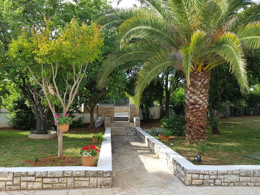 Villa Rosa With Yard And Children'S Playground Tar-Vabriga Exteriér fotografie