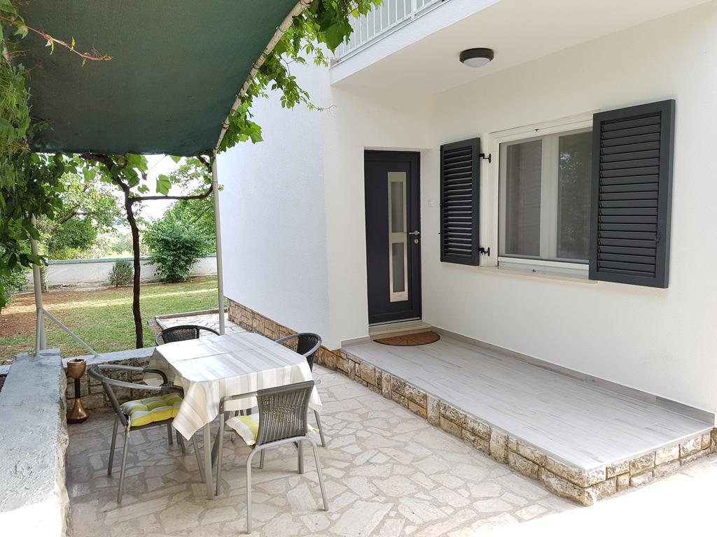 Villa Rosa With Yard And Children'S Playground Tar-Vabriga Exteriér fotografie