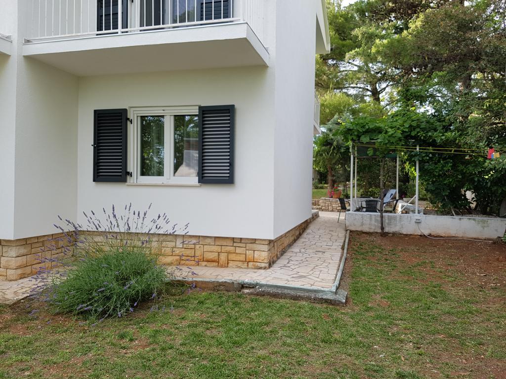 Villa Rosa With Yard And Children'S Playground Tar-Vabriga Exteriér fotografie